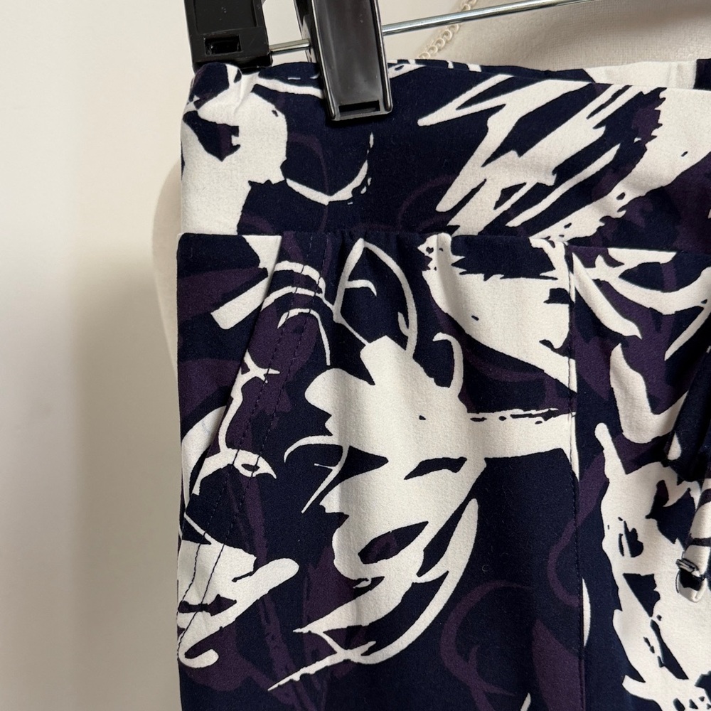 LuLaRoe Black and White Abstract Floral Jessica Shorts - Picture 3 of 4